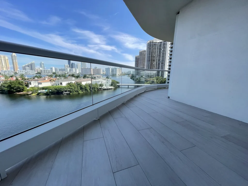Balcón con vista a la bahía / Balcony with bay view · Unidad 701, 7000 Island Blvd, Aventura FL