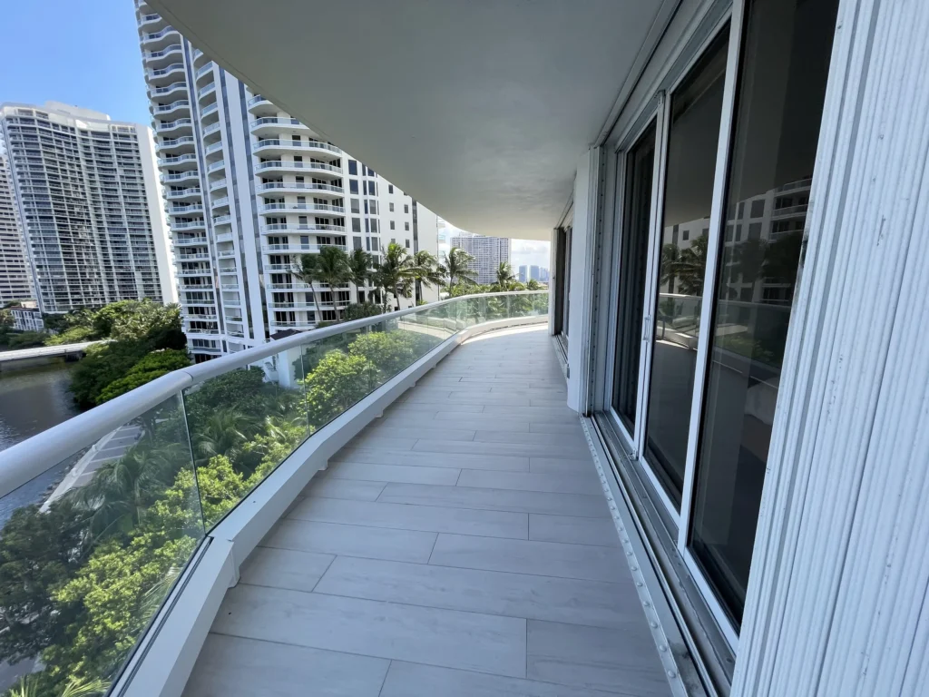 Balcón lateral / Side balcony · Unidad 701, 7000 Island Blvd, Aventura FL