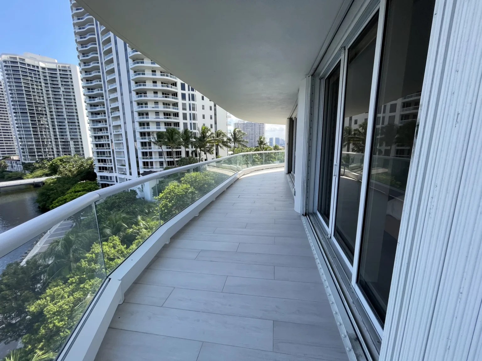 Balcón lateral / Side balcony · Unidad 701, 7000 Island Blvd, Aventura FL